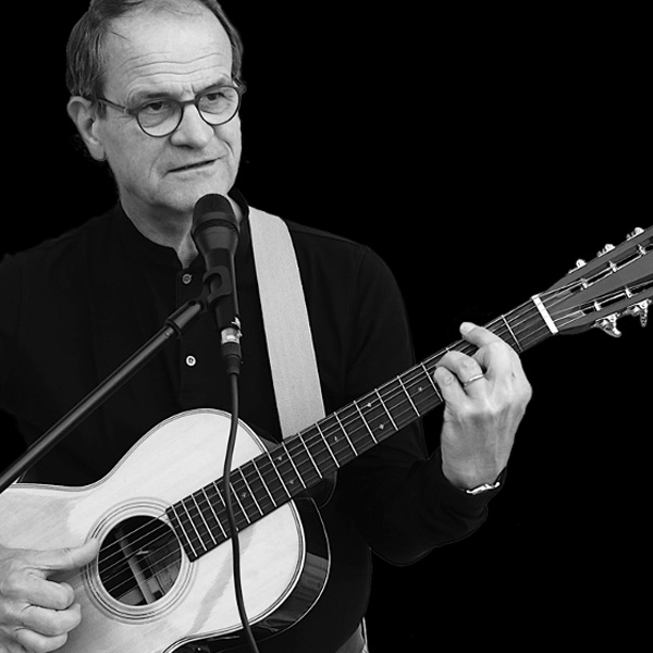 remi600px-2021-2022 Rémi Champinot à la guitare